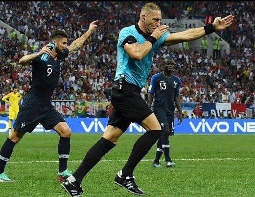 almalee7_'s tweet photo. ركلة جزاء سيدي الحكم..
😂😂😂😂😂😂🔥 https://t.co/W2eZcJU93E
