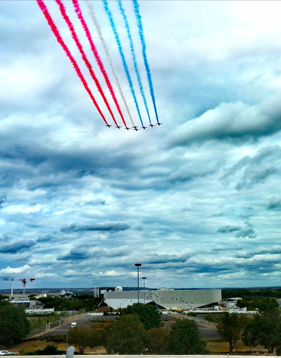 ArenaFuturo's tweet photo. Mais c’est… la patrouille de France!! #nge #aviation #ensma #beaumoment @departement86⁩ 
(Photo V Montassier🙏) https://t.co/G6W8Wbkqa2