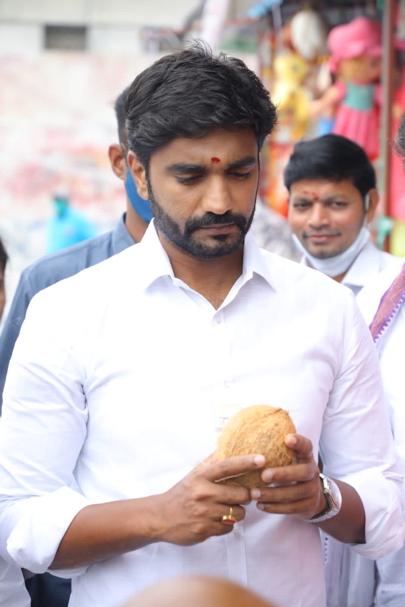 BharatRam_MP's tweet photo. రాజమహేంద్రవరం లోని ప్రసిద్ధ దేవిచౌక్ వద్ద దసరా ఉత్సవాలు రాట ముహూర్తాన్ని ప్రారంభించడం జరిగింది https://t.co/YVSuYKlBps