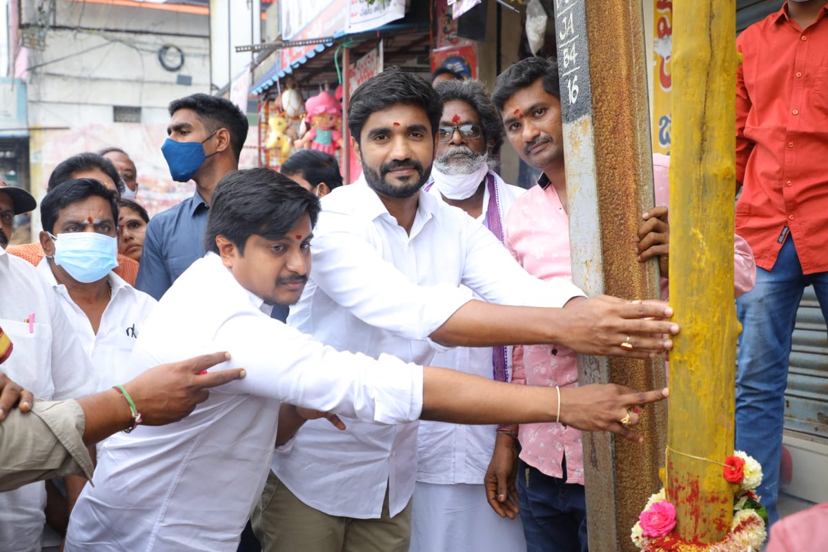 BharatRam_MP's tweet photo. రాజమహేంద్రవరం లోని ప్రసిద్ధ దేవిచౌక్ వద్ద దసరా ఉత్సవాలు రాట ముహూర్తాన్ని ప్రారంభించడం జరిగింది https://t.co/YVSuYKlBps