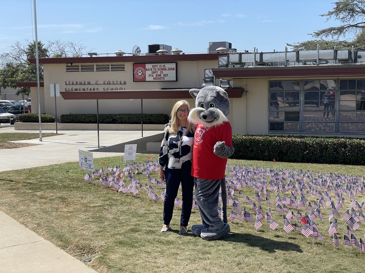 FosterWildcats's tweet photo. 2977 Flags.  One for each life lost on 9-11.  Thank you Foster PTA for giving our children an opportunity to participate in this beautiful tribute. https://t.co/6HJrtmUJYg