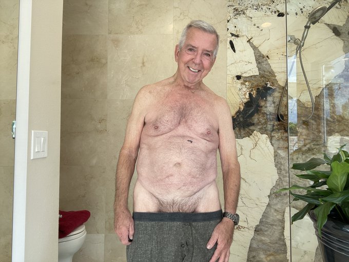 Lost the glasses, and the tank top... What next?  Revealing video at https://t.co/Euc7IkLZfE

#ranchomiragedaddy