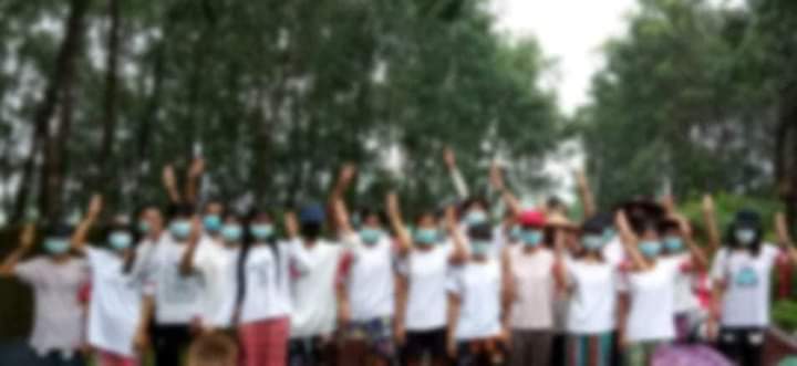 kay_aprilnyein's tweet photo. In Dawei, Activist youths of Thayetchaung Township made anti-coup protest in the rain.

#UN_RecognizeNUG
#Sep11Coup
#WhatsHappeningInMyanmar https://t.co/qRDX8t6mPj