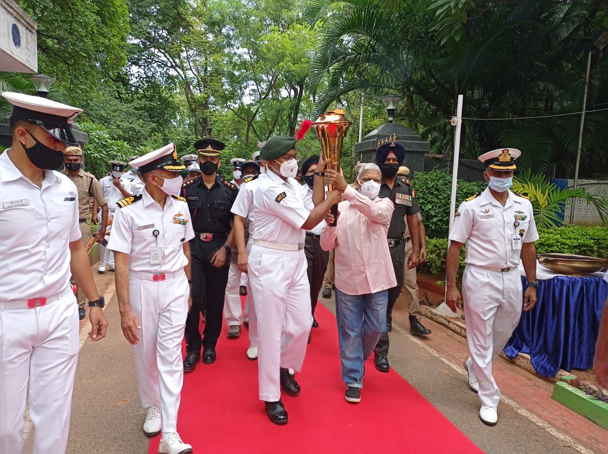 PIBHyderabad's tweet photo. #SwarnimVijayMashaal (Victory Flame) carried in the last leg from Nalgonda by War Veterans amidst cheers by Officers, sailors, Defence Civilians and NCC cadets, was formally received by Rear Admiral V Raja Sekhar, Station Commander (Navy), on 11 Sep 21 at #NavyHouse, #Bolaram https://t.co/qrd0XqlruB