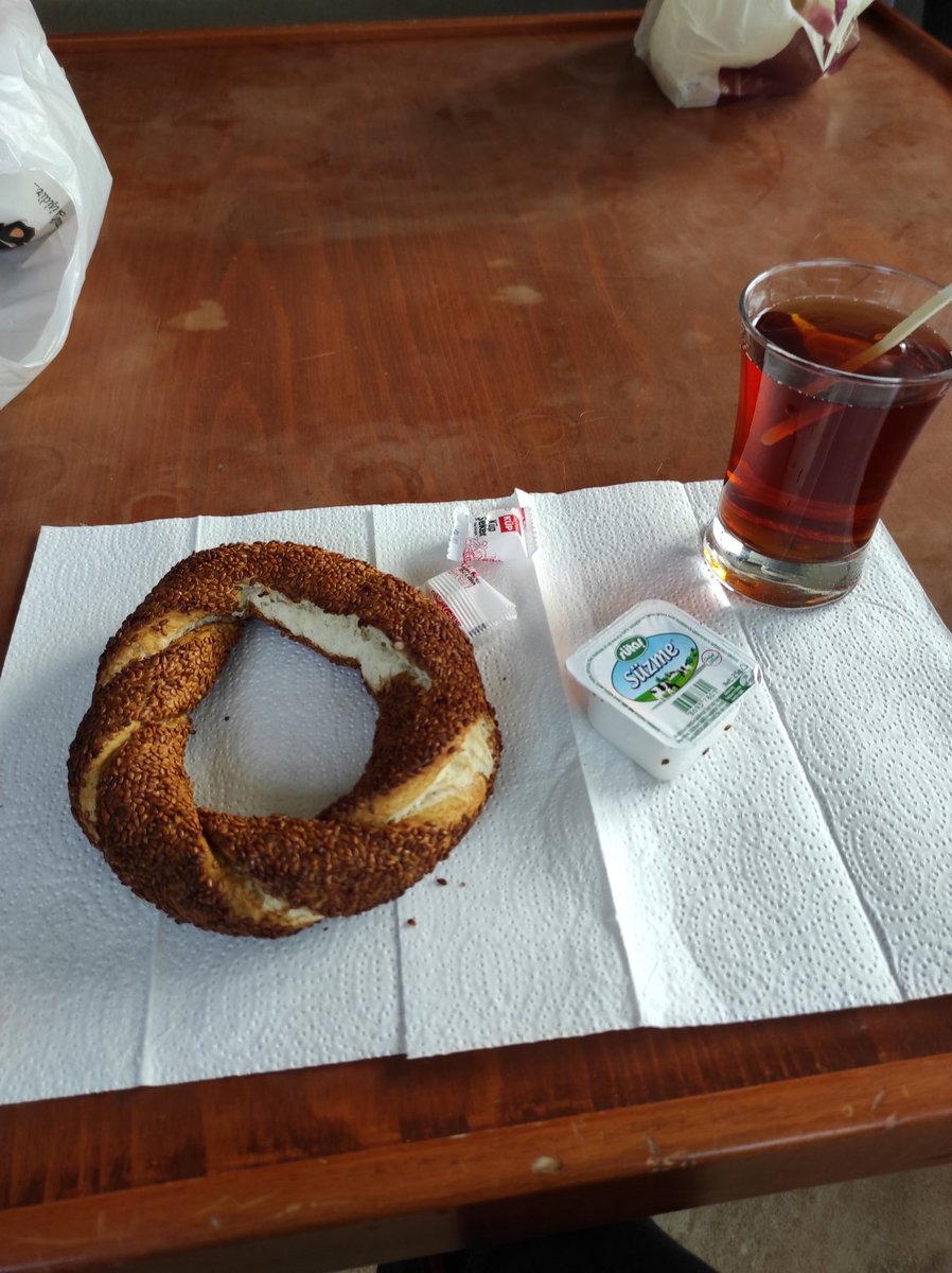 Gamze20650910's tweet photo. Değişmeyen rutin. Simit,peynir ve su bardaginda çay 🙃🙃 #cumartesi #simitcay #gunaydin https://t.co/peZgtS1ivS