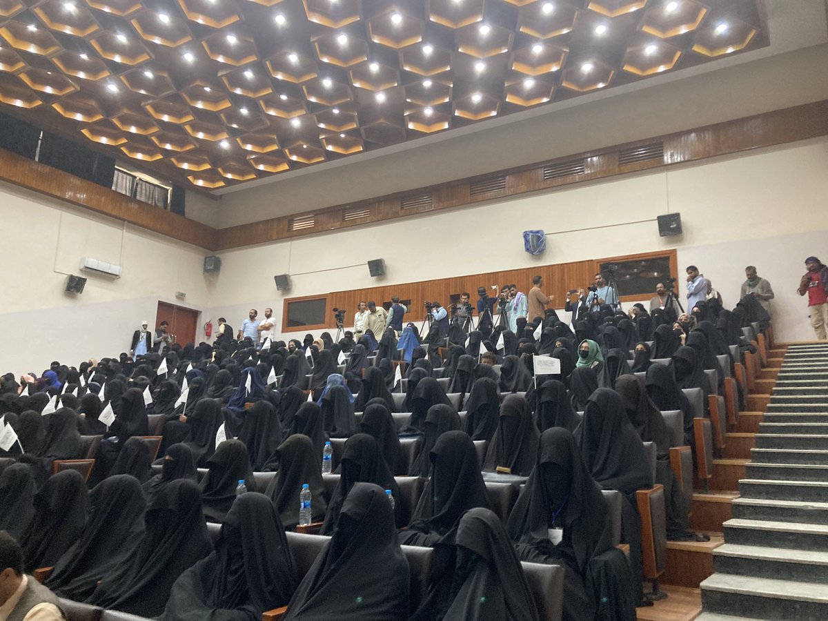 Die neue Zeit in Afghanistan - 20 Jahre nach 9/11. Hörsaal einer großen Universität heute Morgen.