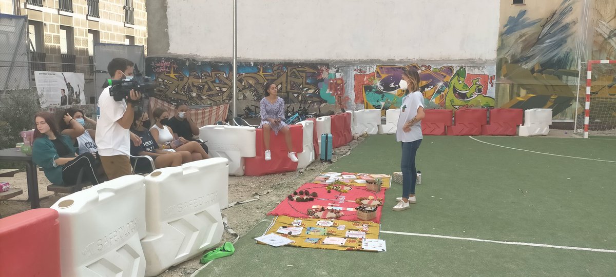 La profe Laura Labrador ha conseguido miles de firmas para luchar contra la pobreza menstrual. Ayer impartió un taller muy necesario sobre la regla, un tema rodeado de tabúes y mitos. Las Dragonas queremos dar las gracias a Laura por ayudar a despejar mitos y miedos.