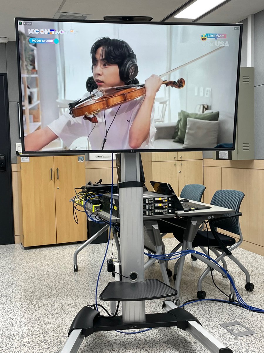 Hey KCON-ers! ✋

Are you enjoying the Meet &amp; Greet with JUN for KCON STUDIO LIVE from the USA?? Check out <a href="/JunCurryAhn/">JUN</a>'s angelic violin playing on KCON official's or Mnet K-POP's YT right now!

Dropping some behind-the-scene photos right here~

#KCON #KCONTACTHI5