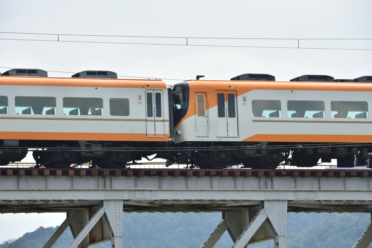 UL21_next21621's tweet photo. 9/11 (土)
4008レ 大阪阿部野橋行き
Y08 + Y09 (変則組成)
相方 (Y51) が五位堂入場により
変則4両編成での運用を撮影に
行きました。
#16000系
#Y08
#近鉄
吉野神宮 ~ 大和上市
吉野川橋梁 https://t.co/rE699AaFVi