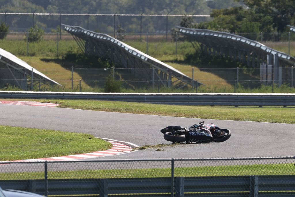 Our sole @MotoAmerica1 #Supersport rider this weekend <a href="/Austin615Miller/">Austin Miller</a> bounced back from an FP1 spill, lapping significantly faster in Q1. There’s more to come tomorrow. Sorry for messing up your tarmac <a href="/NJMP/">New Jersey Motorsports Park</a> 😂