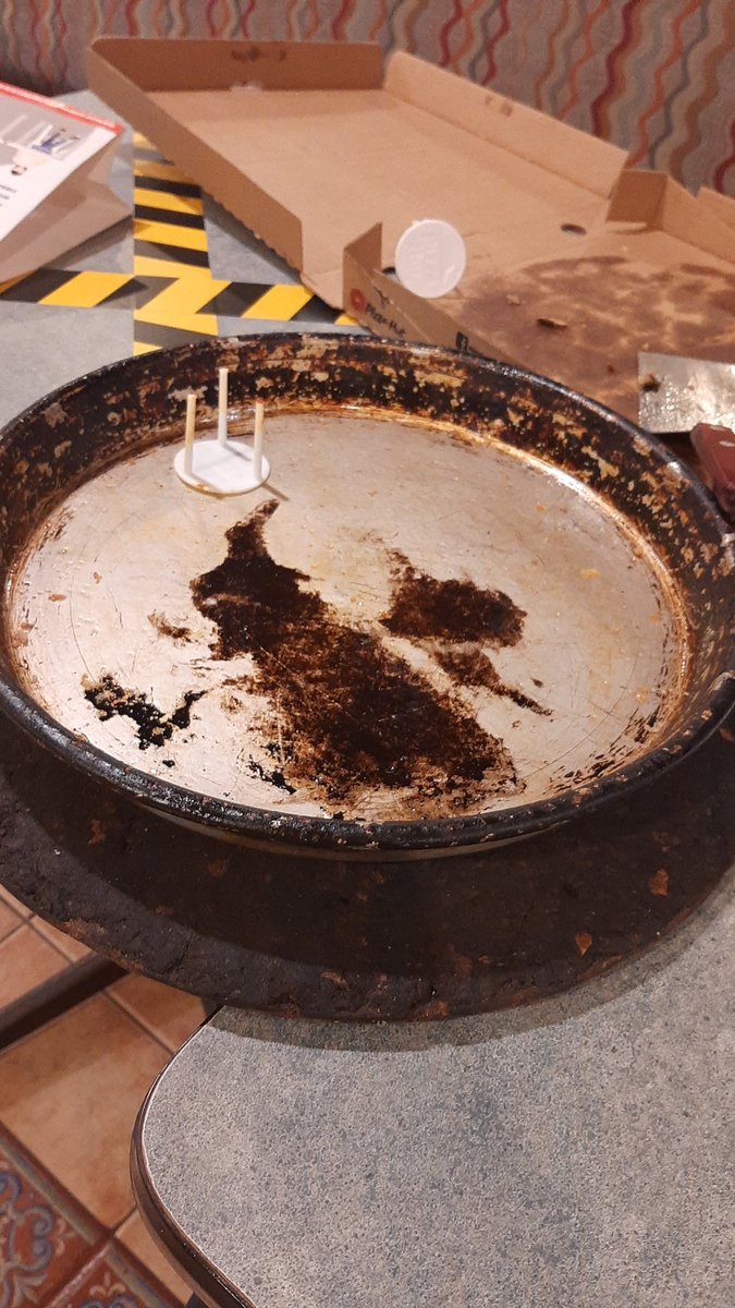 juangr_87's tweet photo. @PizzaHutEC calidad.....sabor... pegado en el plato https://t.co/r3UbYsfYSG