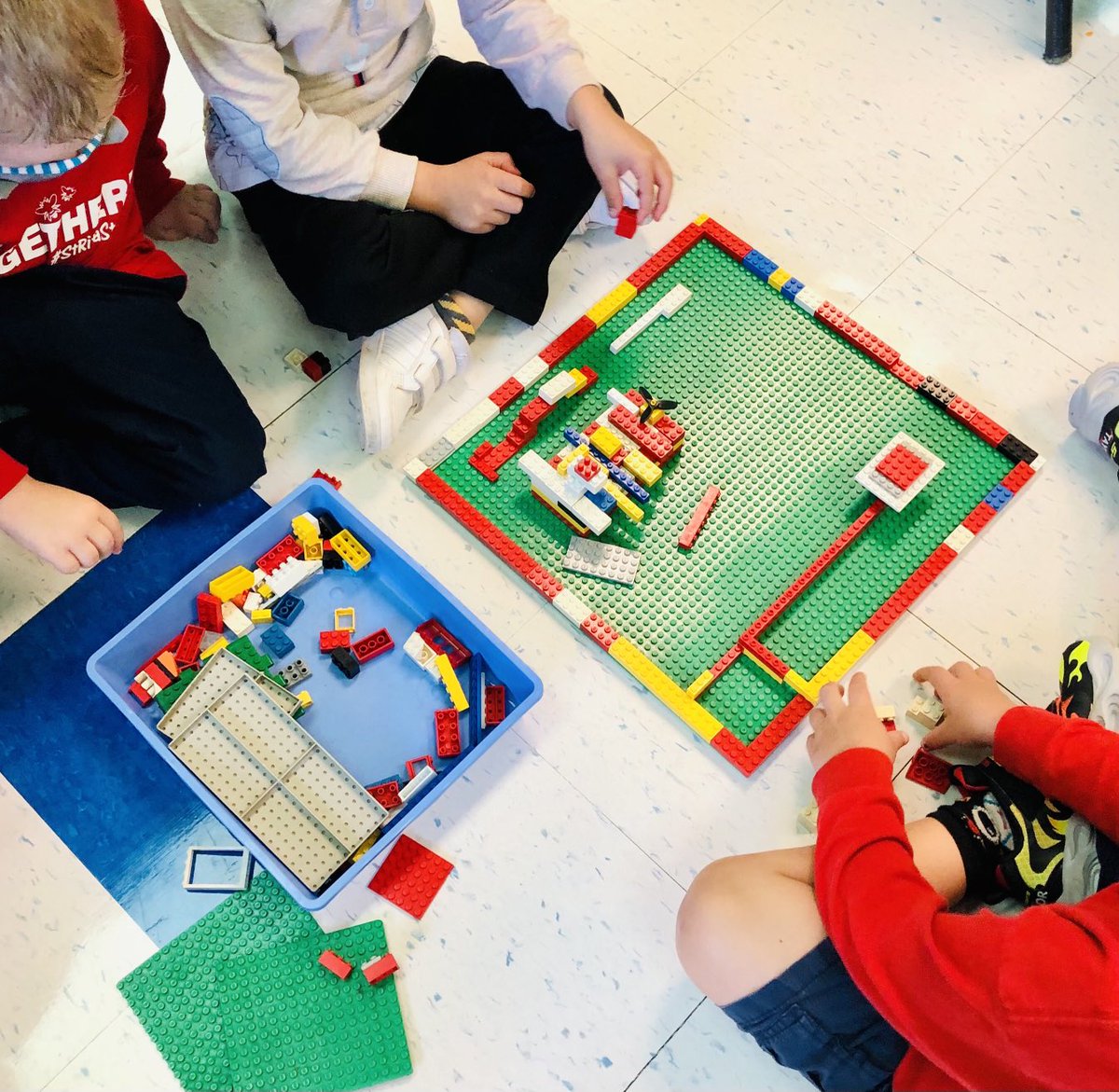 ECLearnings's tweet photo. First Week of Kindergarten. New Learning, New Friends & Fun Explorations!
#EarlyLearningRocks #KGFirstWeekExploration #EarlyChildhoodEducation #LifeLongLearning #Numeracy #PlayBasedLearning #FunExplorations #Literacy #OutdoorLearning #FineMotor #ECEObservations #FunKinders #OCSB https://t.co/BO3uEdO0Aa