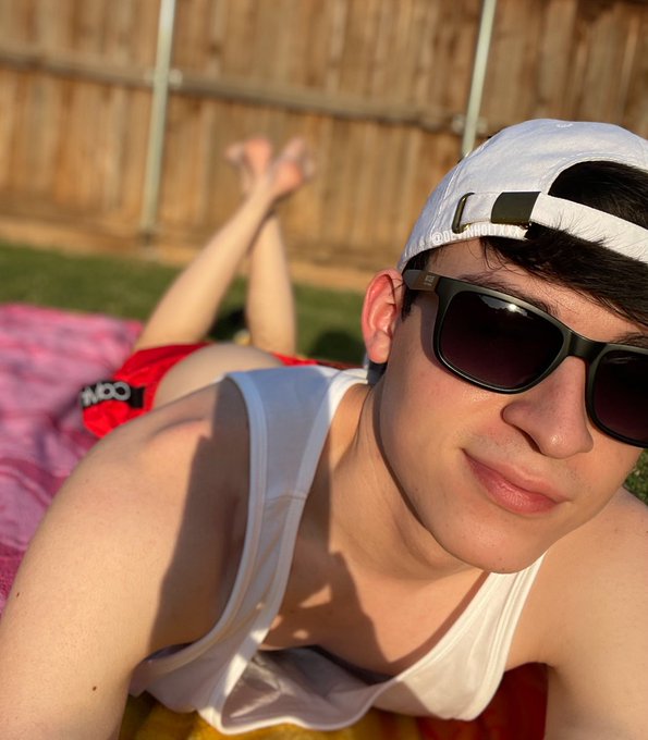 sun&rsquo;s out buns out ☀️ https://t.co/BxYpmFBX7B<a href="/tag/nationalhotdogday"class="tags"><span>#nationalhotdogday</span></a>