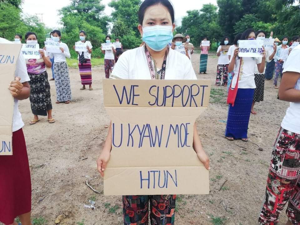 Villagers in a village from #Salingyi township marched and staged with Paper banners "WE SUPPORT NUG,WE SUPPORT U KYAW MOE TUN..." and overthrow the military dictatorship in this morning.

#UN_RecognizeNUG
#Sep11Coup 
#WhatsHappeningInMyanmar
