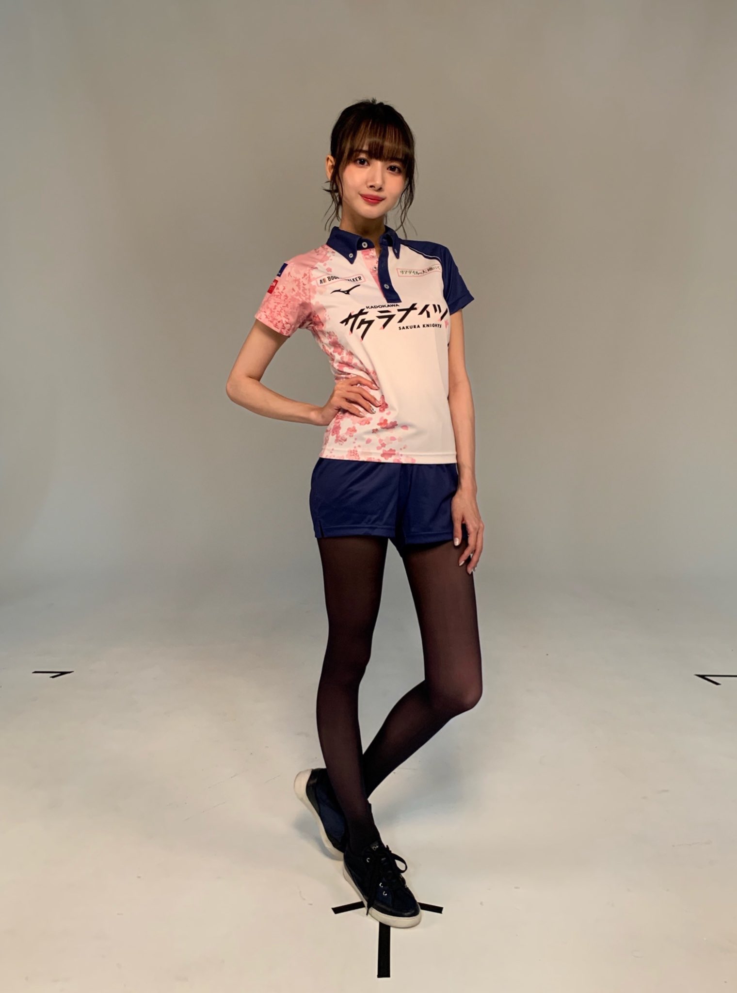岡田紗佳 おかぴー サクラナイツの新ユニフォーム 右側に桜をあしらえましたが 全体的には白ベースにしてシンプルに 左は縦ラインでスタイリッシュ感を出しました 模様のバランスをぎりぎりまで何回も変更して ユニフォーム撮影の日に初めて完成後