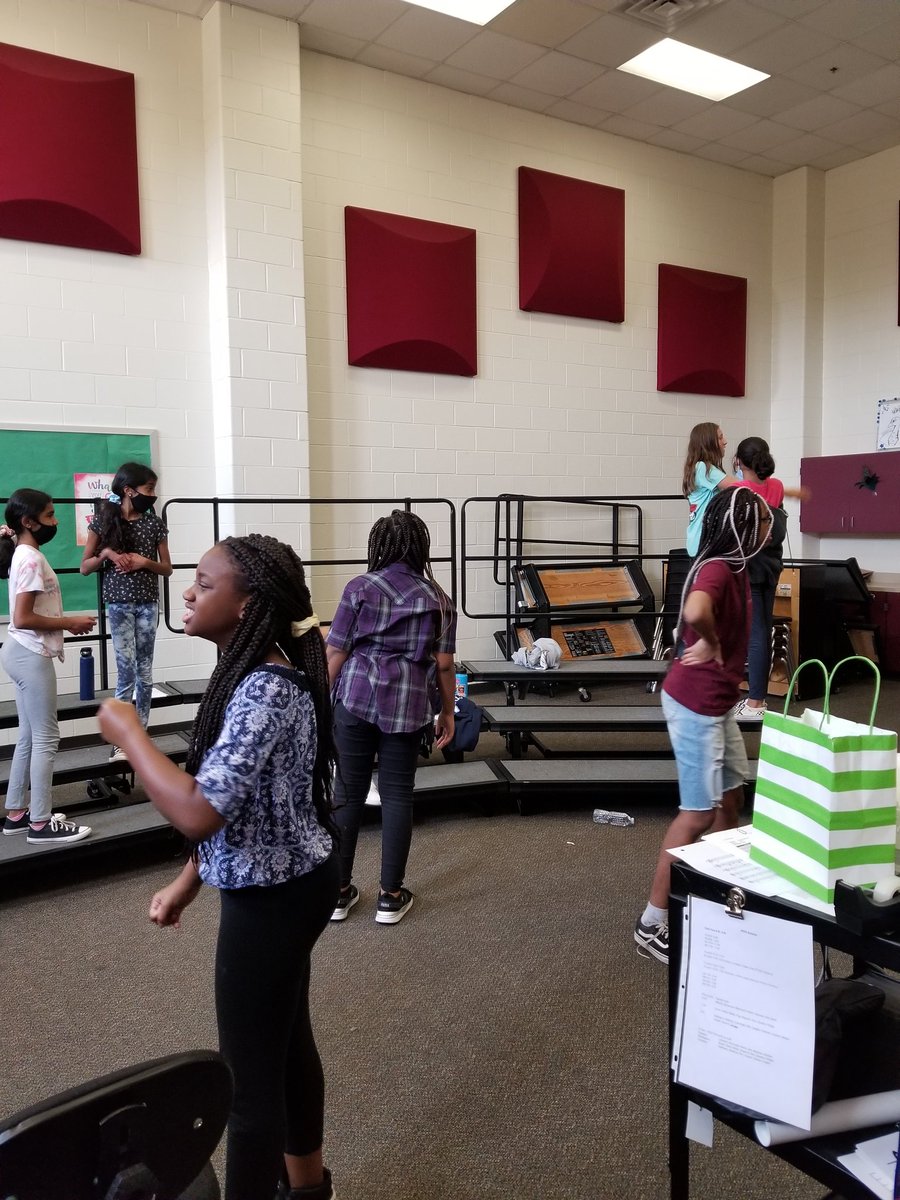 Stephan30192652's tweet photo. Cryar Choir students participate in SEL activity "Silent Conversations." @ConroeFineArts @CryarCISD #gameon https://t.co/wt3MRwmr3S