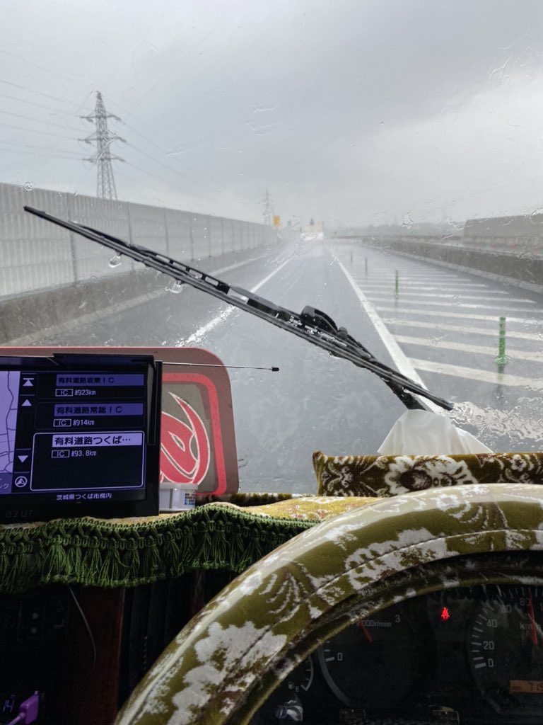 ryohiace's tweet photo. 天気予報見てから2時間かけて洗車したのに！！
ふざけんなよ！
責任者出てこいやあー！！ https://t.co/web1I8cyeo