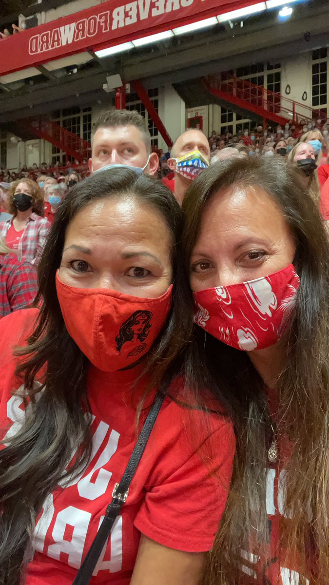 WIHulaGirl's tweet photo. Fans from Hawaii to Madison. Go Bucky! #OnWisconsin https://t.co/NyR5v46Ivl