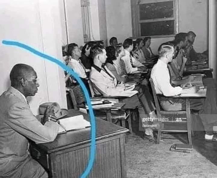George McLaurin, pria kulit hitam yang kuliah di Univ Oklahoma tahun 1948, dia duduknya di sudut ruangan.

namanya tercatat sbg salah satu mahasiswa terbaik,meskipun sehari hari kuliah dia dibedakan oleh kasta.

#kisahinspiratif