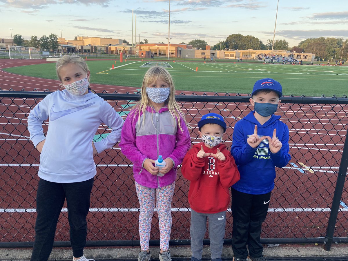 FLX_AD's tweet photo. Tough game but lots of +++. Being able to play 🏈 , our merged 📣 team, awesome chaperones, fans in the stands, compliment from the officials on sportsmanship, 🏐 handing out programs,  concession stand &amp; we had lights 🙌

All Staff. All Students. One Family, https://t.co/7K0ttehhP4