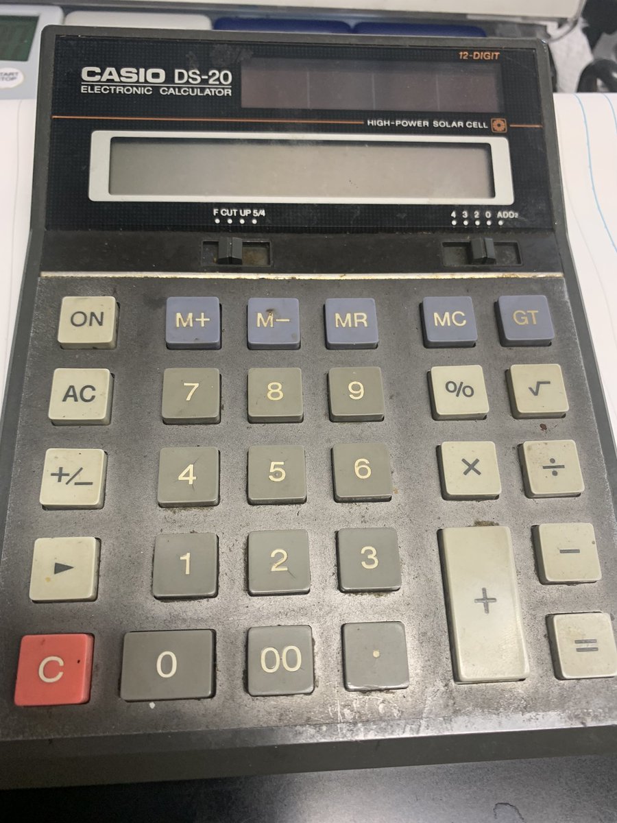 menyanakahira's tweet photo. 18歳新卒でＪA高知市に入社し、手取り10万円無かった初任給で初めて買った電卓がとうとうご臨終となりますした31年半よく働いてくれました。お疲れ様。 https://t.co/yb9u10Z3CT