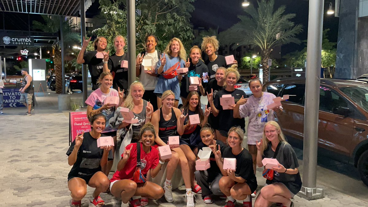 We love  @CrumblCookies 🤤
#BosUp