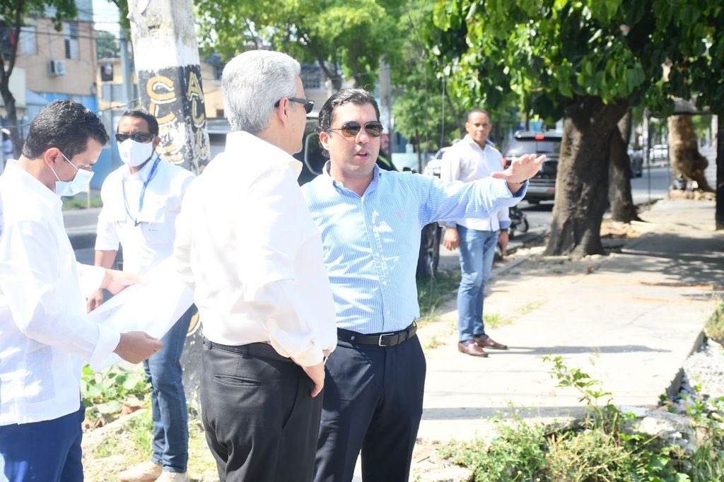 NelsonCamiloRD's tweet photo. Esta tarde recibimos al Ministro del @MinpreRD, @lmacarrulla1, en los terrenos donde se desarrollan los proyectos de soluciones urbanas en La Ciénaga y Los Guandules, integrados a buscar soluciones al Plan @pfamiliafelizrd. #UrbeRD 🏠🏬
#EstamosCumpliendo 🇩🇴 https://t.co/fAQ2YV2F0l