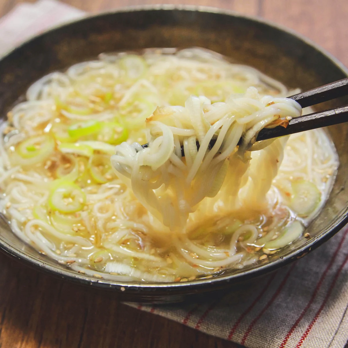 夏のうちに使い切れず余ってしまった素麺がある方必見！電子レンジで作れちゃう、お手軽素麺レシピ！