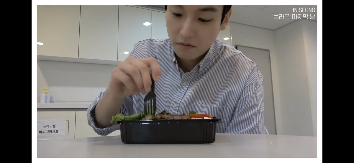 bamsikbbang2's tweet photo. 인성이 지금 풀 먹는거야??…. 휘둥그레 https://t.co/zh8UVtRQRz