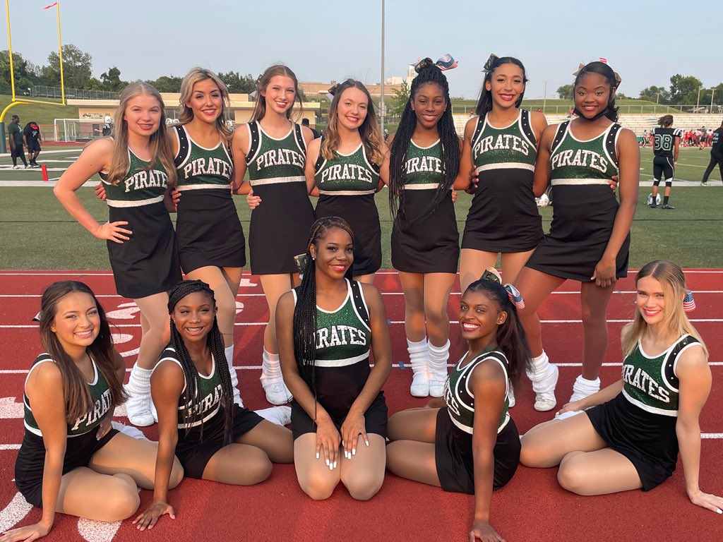phsvdt's tweet photo. We had so much fun at our first football game of the season!! Let’s go Pirates!! #VDT4life💗💚 https://t.co/m1oPUKmFQm