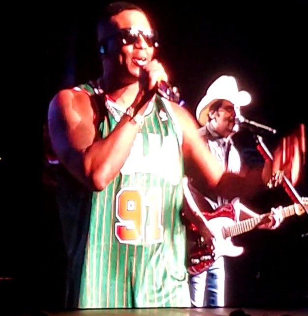 pasyka's tweet photo. Gotta love @JimmieAllen's entrance, in Chicago, to the 90s Bulls anthem, and then repping the one and only @dennisrodman while belting out his hits with that amazing voice. Well done! 🙌🙌🙌

Oh yeah @BradPaisley was there too 😆 https://t.co/ZqLtmMMfVN