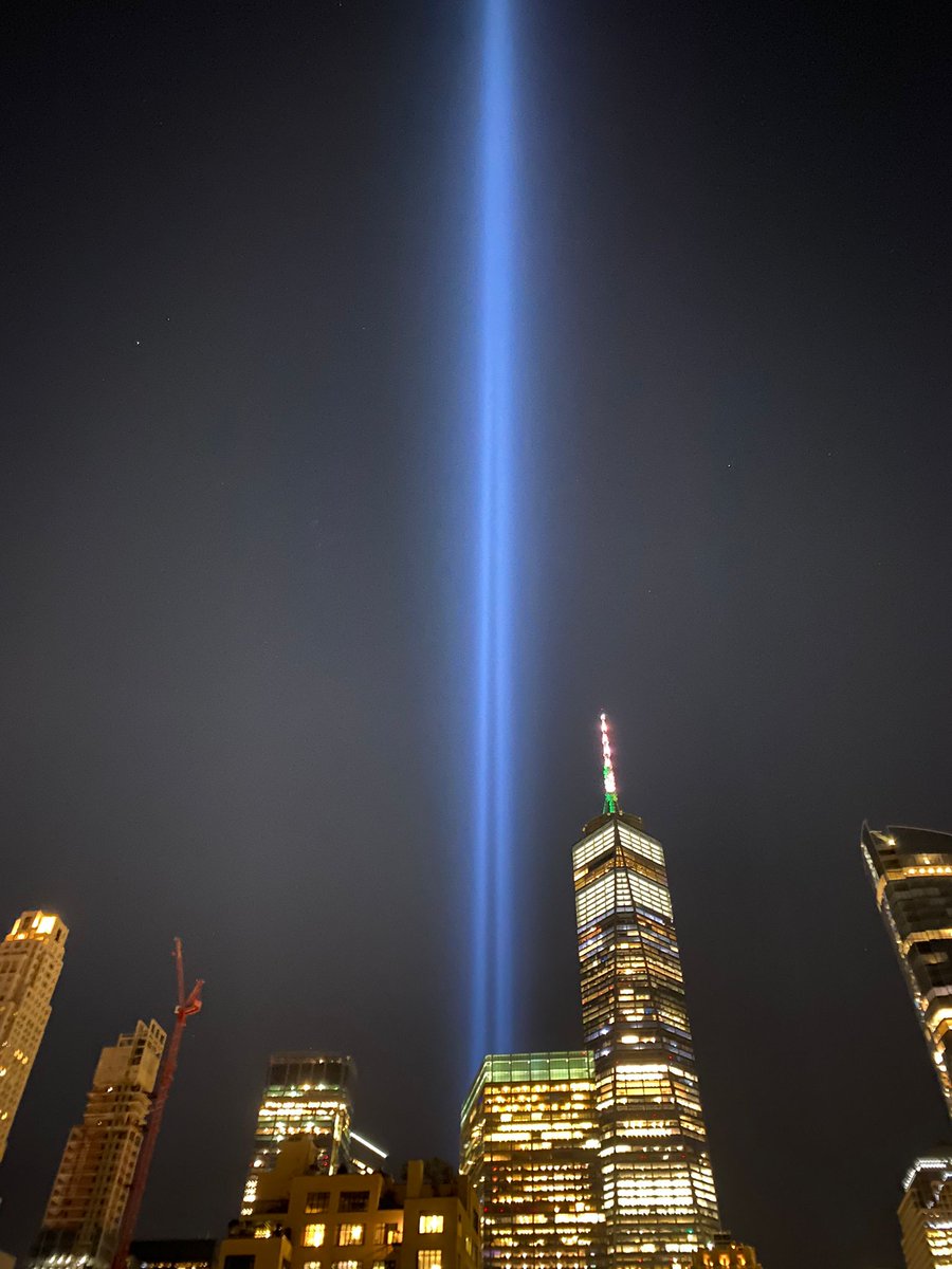 JoeDuncanNYCSGP's tweet photo. Stunning view in lower #Manhattan this evening to mark a very sad occasion. #September11th https://t.co/OKOHvigYiY