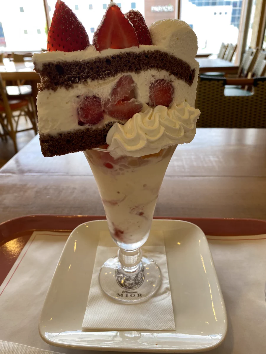 ケーキがメインではなく？これをパフェを言い張る店www