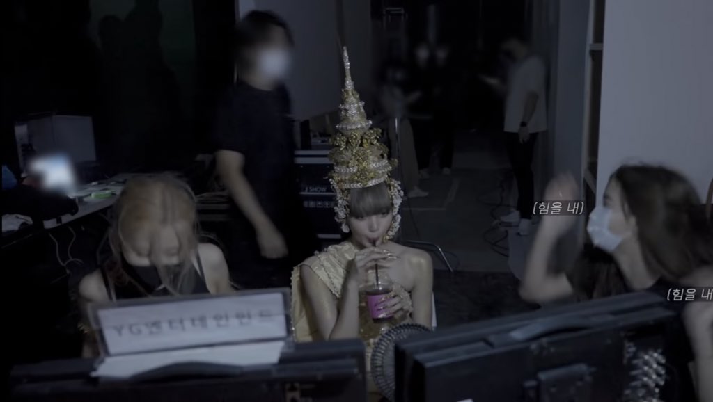 LISAonly5's tweet photo. เหมือนงานกีฬาสี แล้วลูกสาวได้ถือป้าย 😁😁#TodayIsLalisaDay
#LALISA https://t.co/muPd0KWrKR