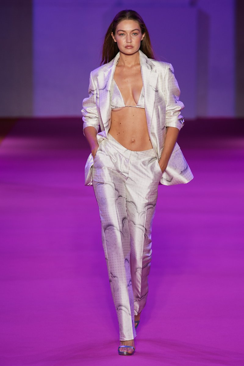 voguemagazine's tweet photo. View the complete spring 2022 runway from Brandon Maxwell https://t.co/GmheA8Vtsz https://t.co/iDGO7olNsX