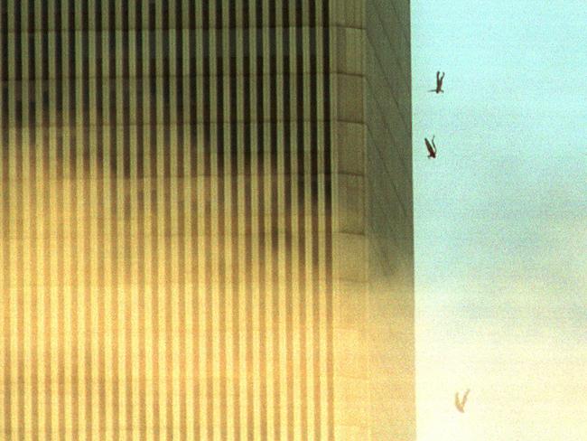 AlabasterApu's tweet photo. One of the greatest tragedies of 9/11 that is not often discussed is the jumpers. 
An estimated 200 people made the choice that day to end their lives by jumping rather than being burned to death. https://t.co/mydhMI0dcE