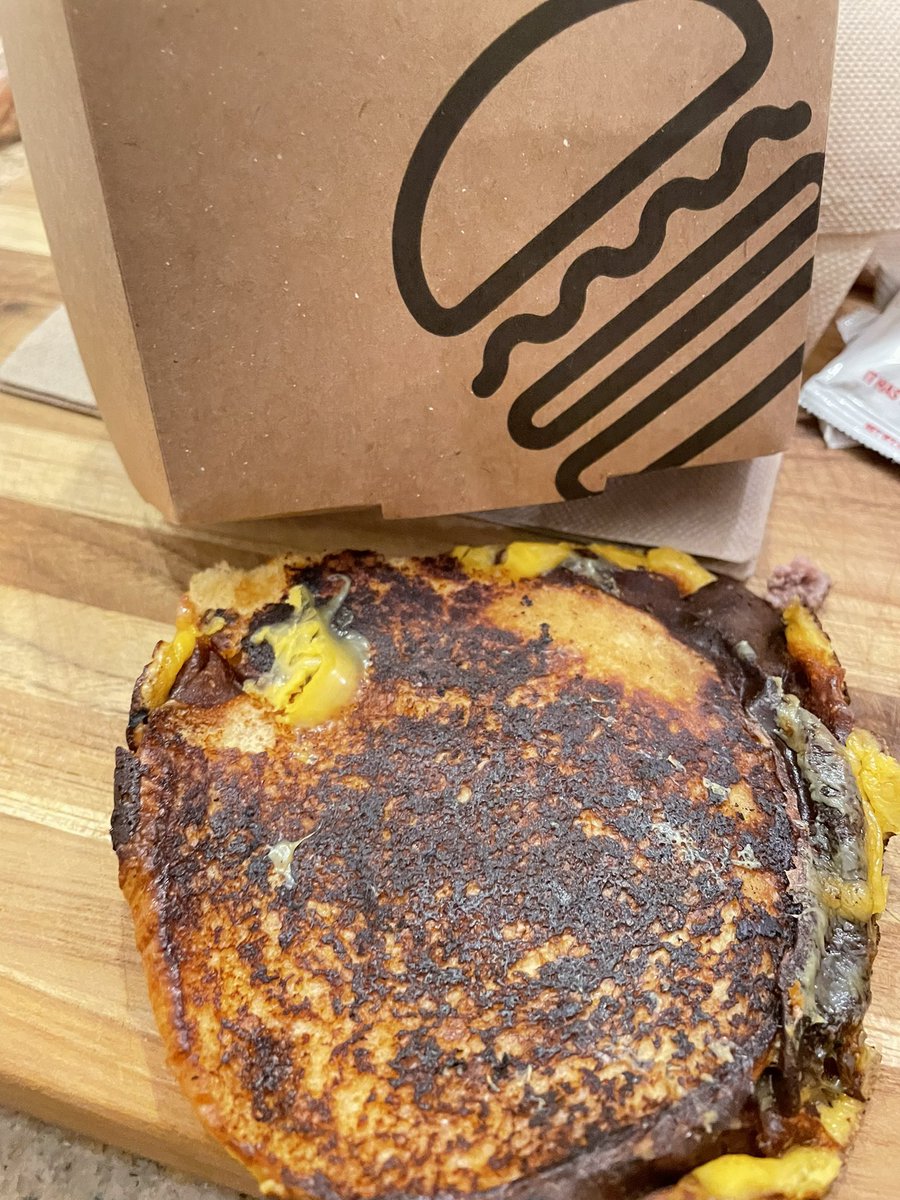 osstenmaaneefaa's tweet image. yo did I just get catfished? @shakeshack #quitplayin