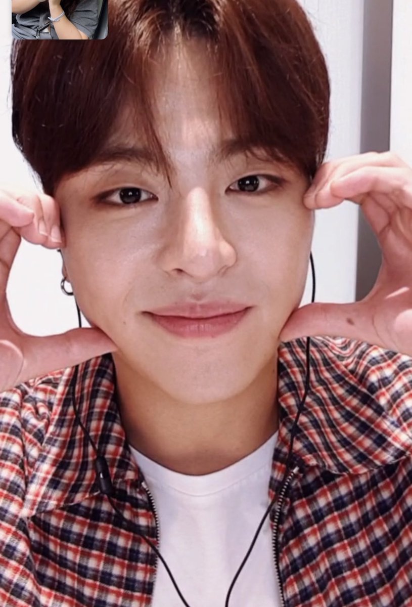 junhoefolder_'s tweet photo. have a great day to this sunshine 🌻

#JUNHOE #구준회 #iKON @tkwpcnfak ☽︎ https://t.co/Zd73iEUhQ2