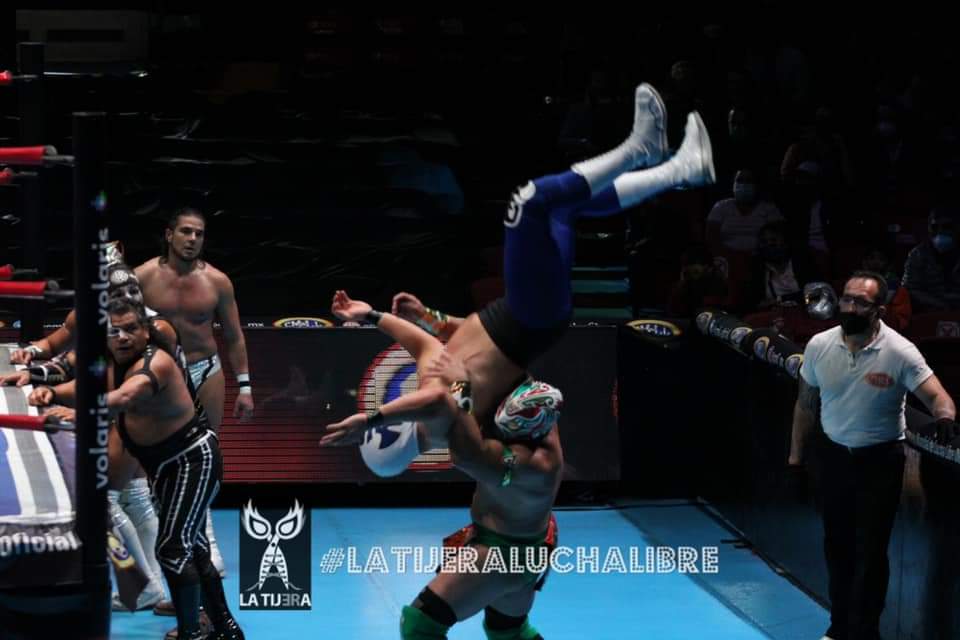 LaTijeraLucha's tweet photo. #GranGuerrero es el segundo finalista de la #CopaIndependenciaCMLL al derrotar en la recta final al #Terrible, por lo que el #HermanitoChulo enfrentará en la gran final a #VoladorJr en el #88AniversariodelCMLL en la majestuosa #ArenaMexico...
#latijeraluchalibre https://t.co/zZXyywwPEs