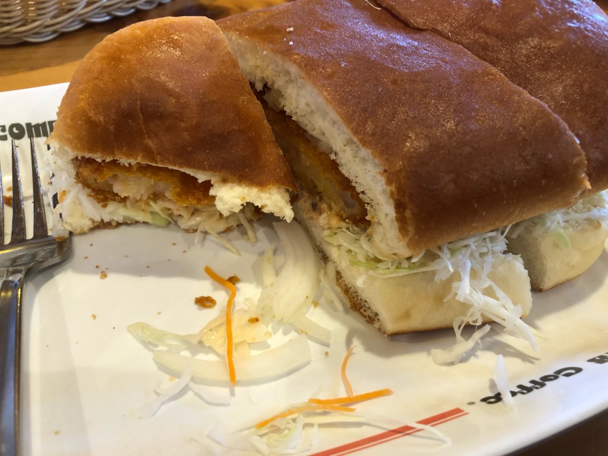 エビカツさんも来たよ(撮る前にちょっと食べちゃったけど…) 