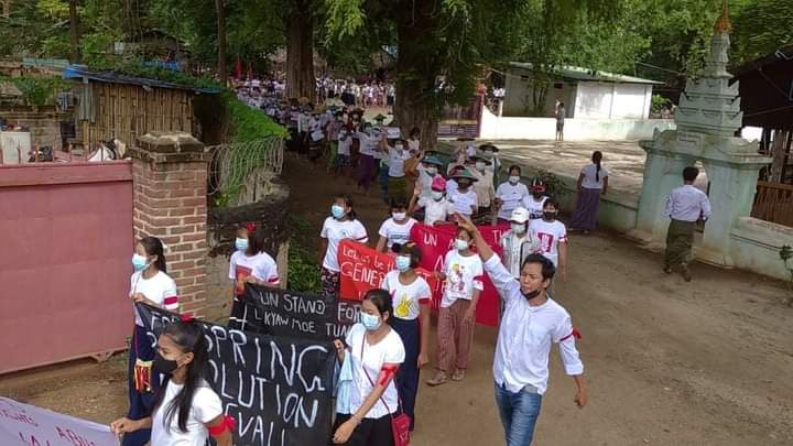 miN13700's tweet photo. In the northern part of Salingyi area, many villagers from Phaungkata village marched wearing white shirts to join the global Spring Revolution on September 11.

#UN_RecognizeNUG 
#WhatsHappeningInMyanmar 
#Sep11Coup https://t.co/w3cbsWnfdl