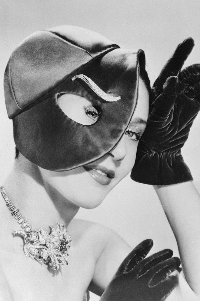 VogueFrance's tweet photo. Avant garde fashion maestro Elsa Schiaparelli collaborated with Salvador Dalí, and still influences the world of fashion today. She was born on this day in 1890. ❤️💎

© Getty Images https://t.co/48ZEltSO0r