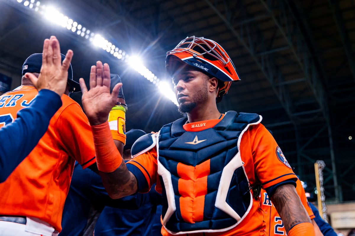 astros's tweet photo. Victory formation! 🤘

#ForTheH https://t.co/nWgMjQ88yw