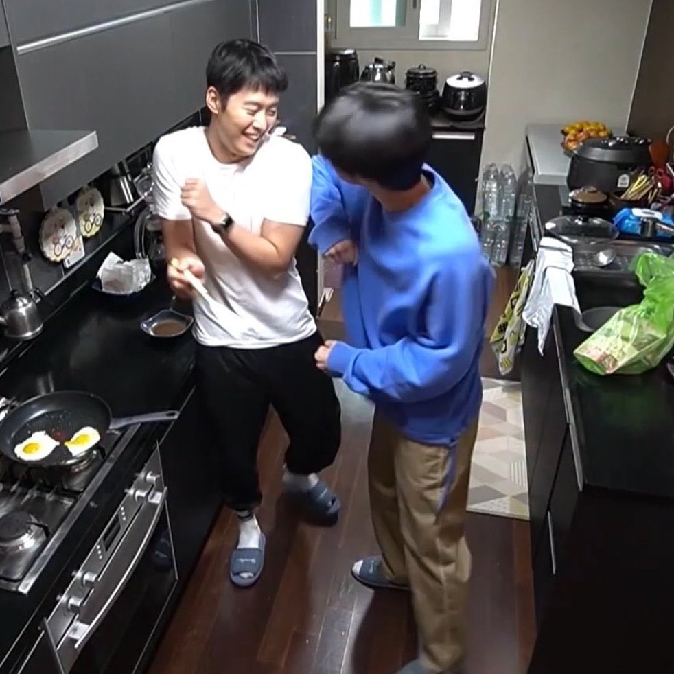 “ทั้งสองคนแสดงความเป็นพี่น้องกันอย่างแท้จริง ด้วยการทะเลาะกันในทันทีที่เขามาถึง” 55555555555555555555555555555555