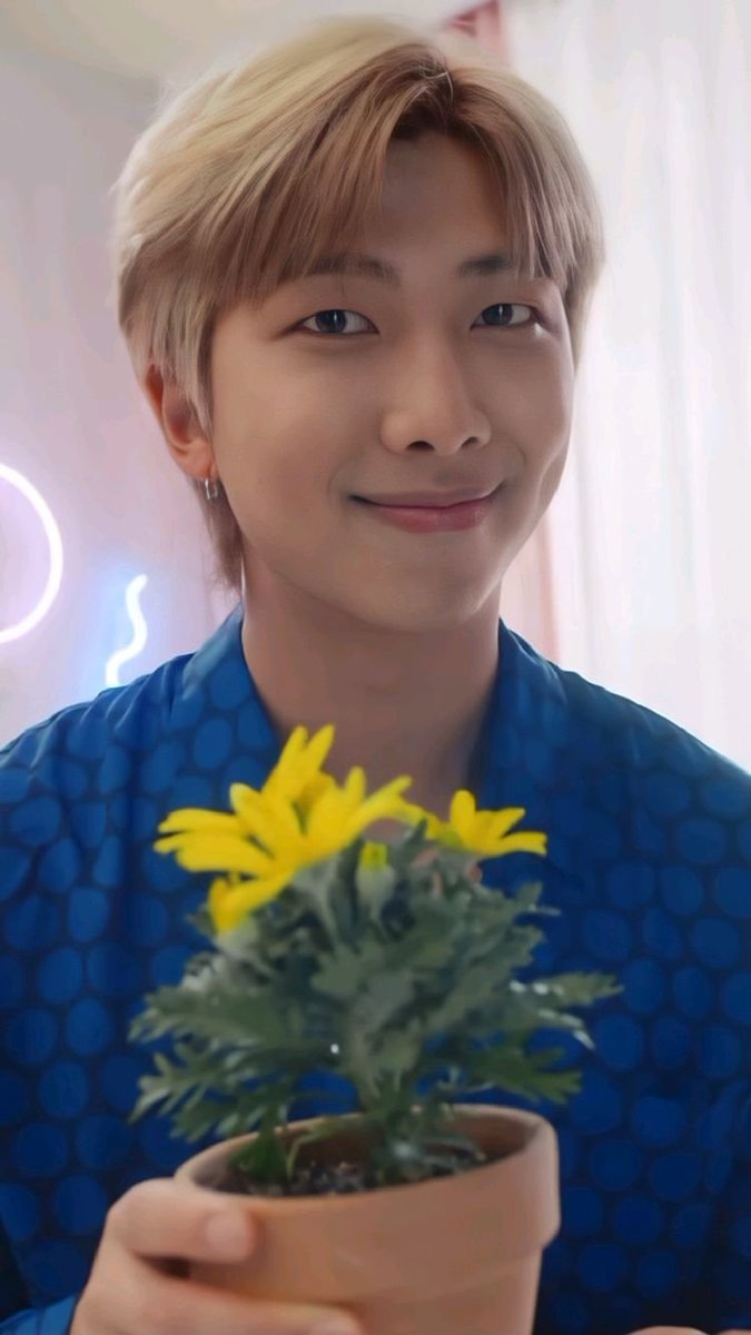 _misslovely's tweet photo. namu with flowers 🌼

: a short but adorable thread https://t.co/V34fTiVeZw