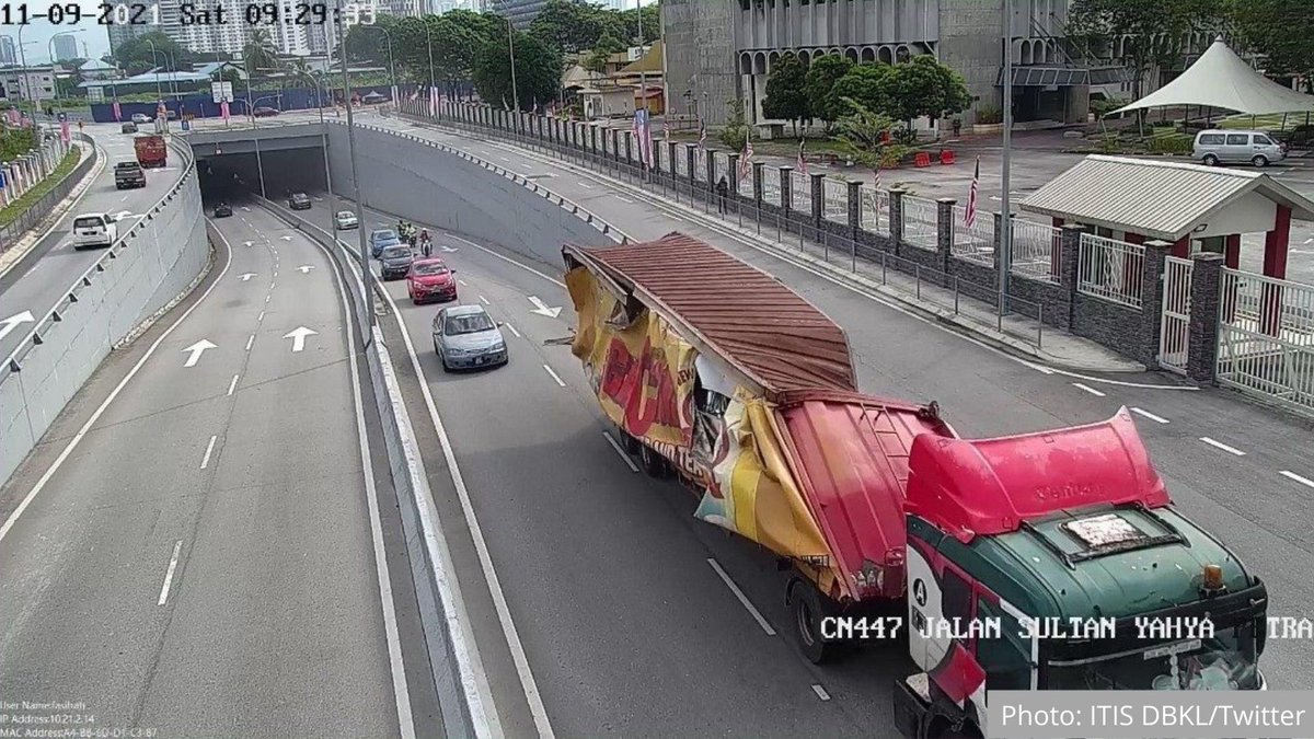 Bfm News On Twitter 1 A Container Lorry Was Partially Crushed By A Large Air Ventilation Structure That Fell On It In The Semarak Tunnel At Jalan Sultan Yahya Petra So Far