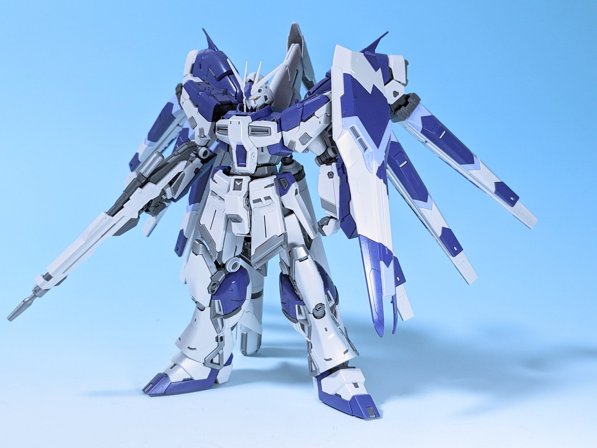 インディー上松 いつものランナー塗装で Rgのhi Nガンダムの色を少し変えました 金色部分を白に変えて 青はブルーバイオレットに変えてます うーん やっぱり金色じゃない方が好きだなぁ わがまま そして可動範囲広すぎてアクション楽しすぎる