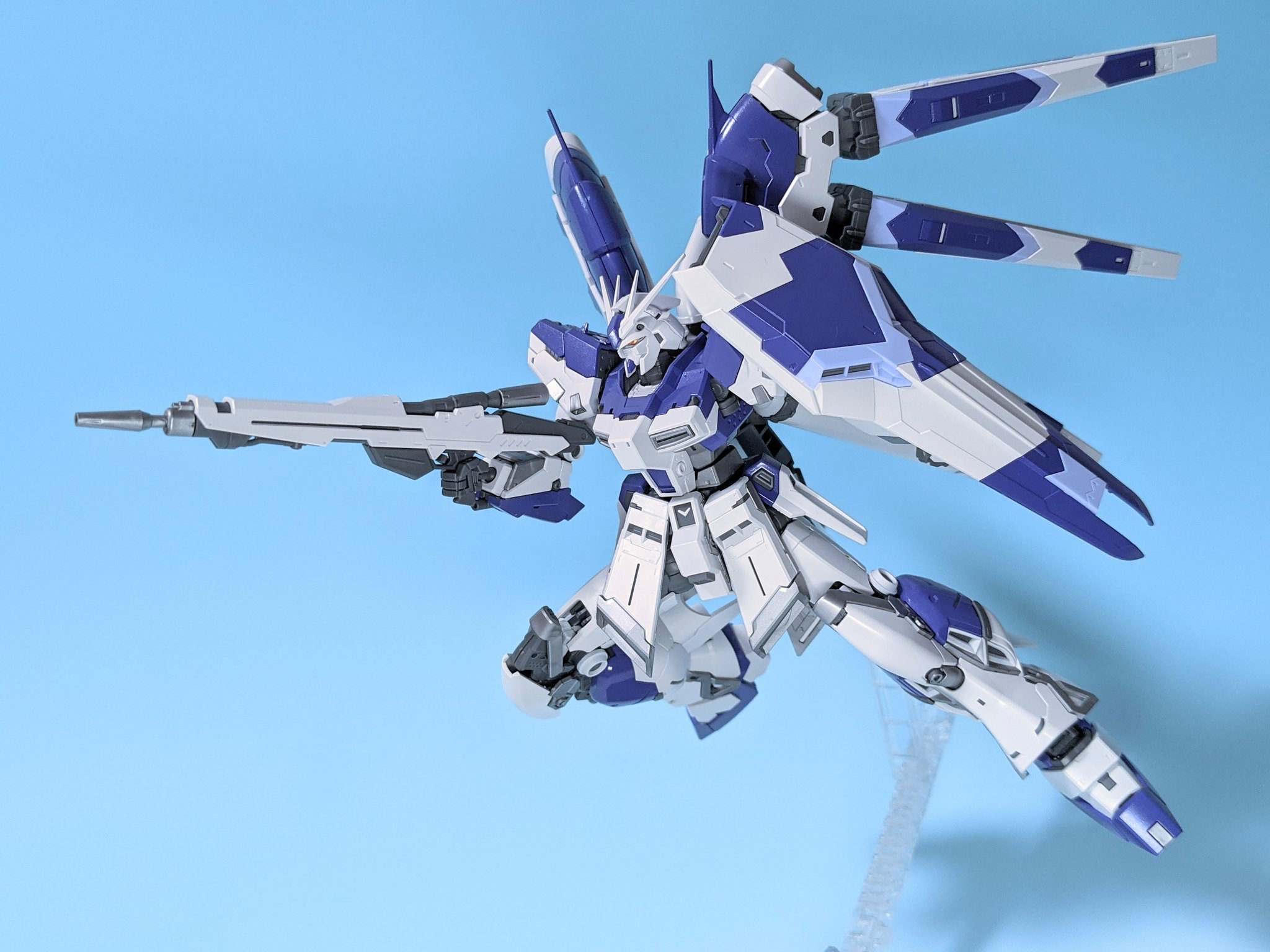 インディー上松 いつものランナー塗装で Rgのhi Nガンダムの色を少し変えました 金色部分を白に変えて 青はブルーバイオレットに変えてます うーん やっぱり金色じゃない方が好きだなぁ わがまま そして可動範囲広すぎてアクション楽しすぎる