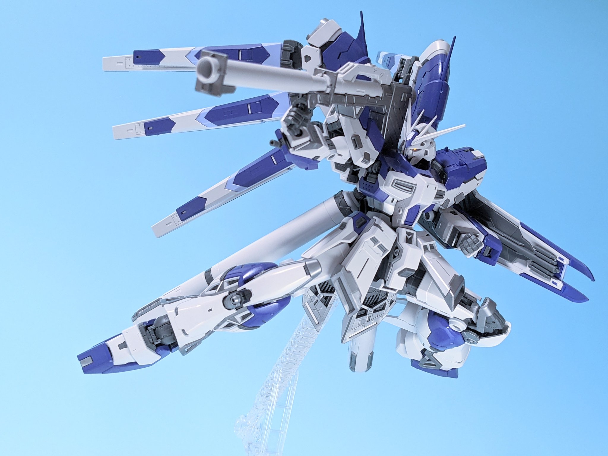 インディー上松 いつものランナー塗装で Rgのhi Nガンダムの色を少し変えました 金色部分を白に変えて 青はブルーバイオレットに変えてます うーん やっぱり金色じゃない方が好きだなぁ わがまま そして可動範囲広すぎてアクション楽しすぎる