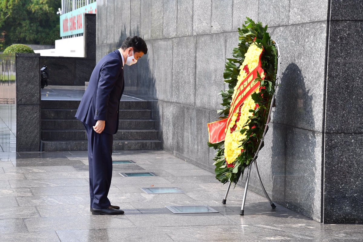 On Sep 11, DM Kishi laid a wreath at the President Ho Chi Minh Mausoleum. 🇯🇵🇻🇳